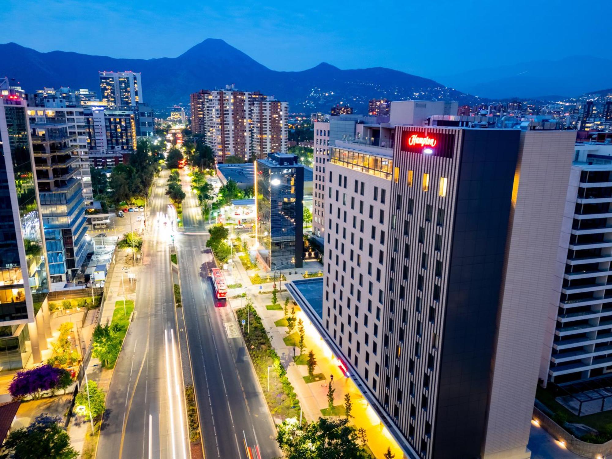 Hampton By Hilton Santiago Las Condes Екстериор снимка